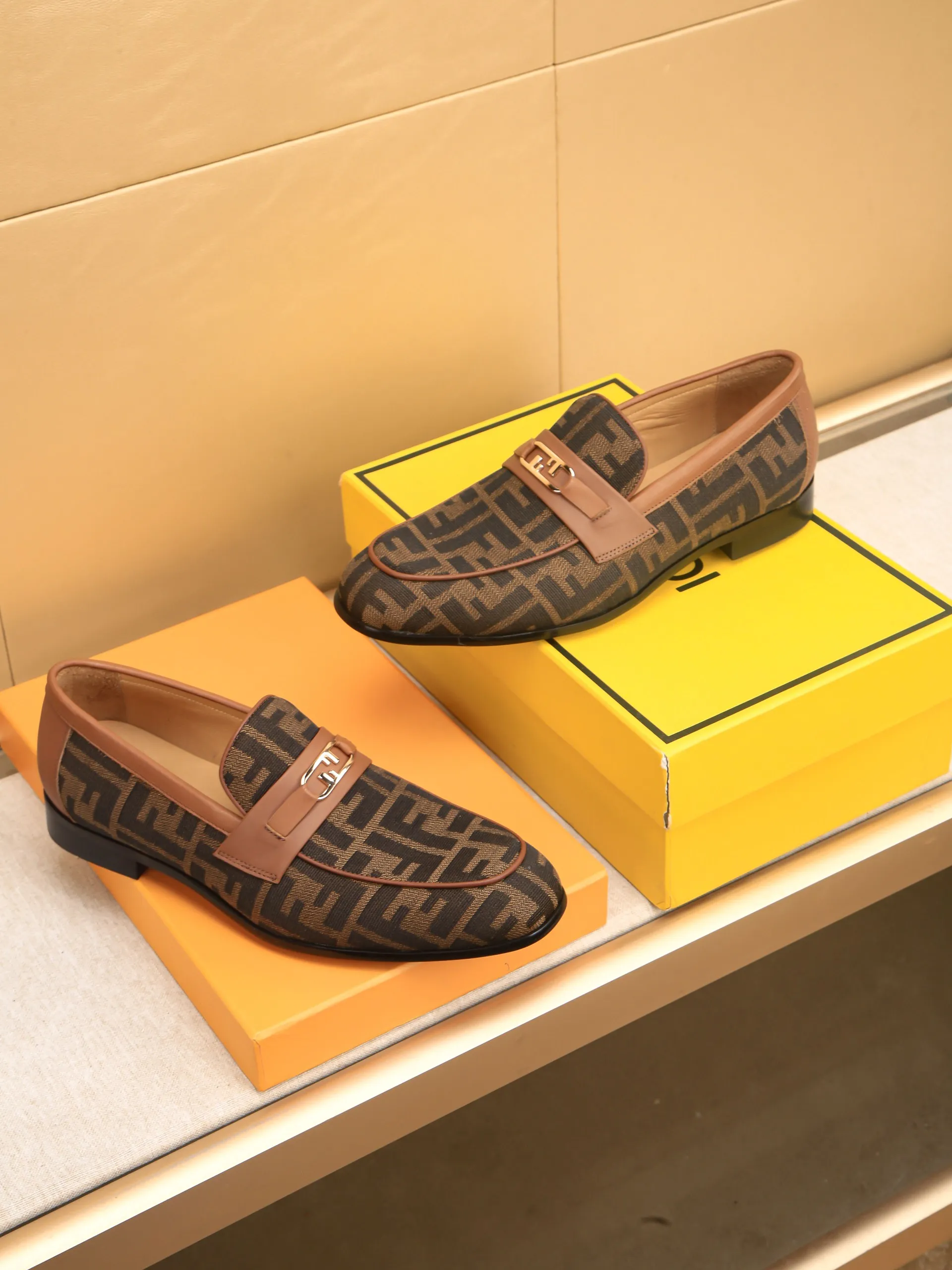 Men's shoes💰460 🕷🕷【FENDI】The latest men's formal leather shoes🇨🇳Classic series not to be missed💯The first layer is made of imported first-layer cowhide☘Original quality, the leather is smooth and delicate🎋Awesome version, perfect streamlined outline🍇🐮Leather lining, code number 39-44...(customized at 38.45.46.47)